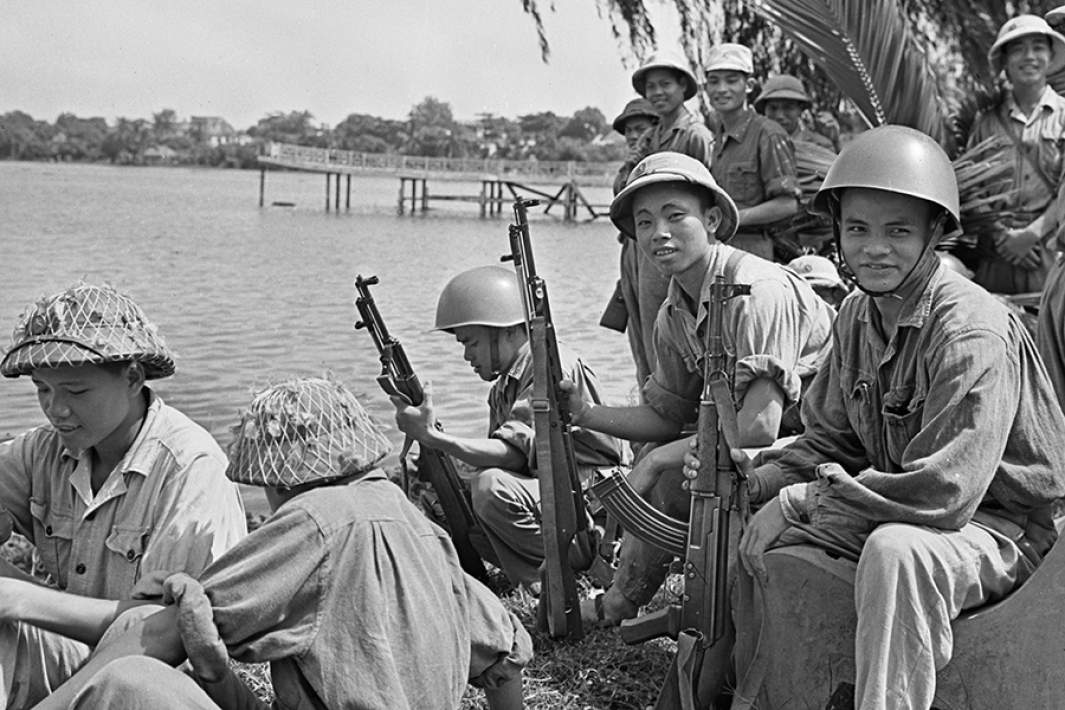 Бойцы Вьетнамской народной армии на привале во время войны во Вьетнаме. 1967 год
