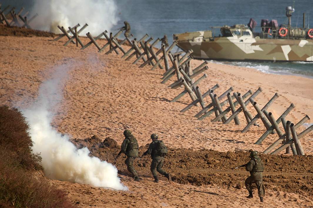 Военнослужащие во время высадки морского десанта на необорудованное побережье на полигоне