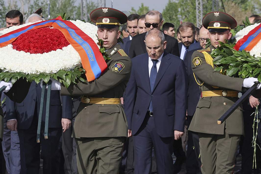 Премьер-министр Армении Никол Пашинян (второй справа) на мемориальной церемонии по случаю 110-й годовщины геноцида армян в Османской империи у мемориального комплекса "Цицернакаберд"