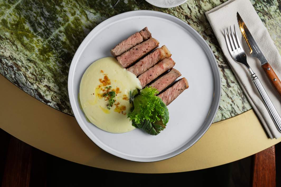 Антрекот с картофельной эспумой и перечным соусом