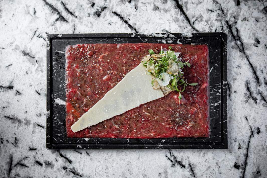 Карпаччо из костреца Black Angus c пармезаном и черным трюфелем