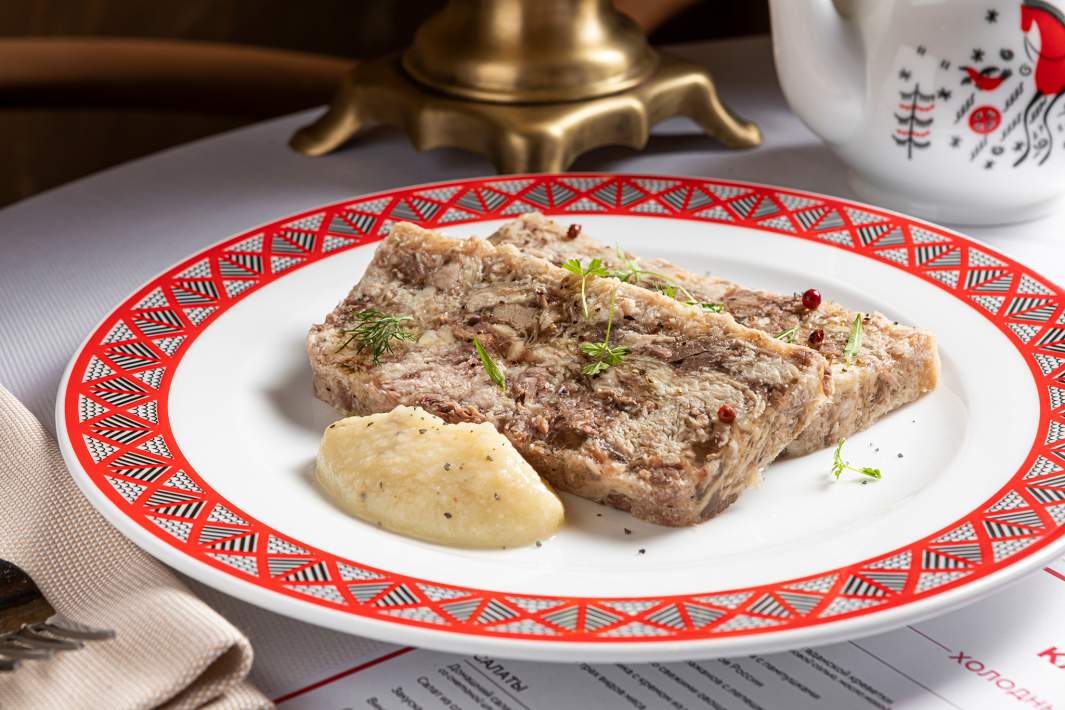 Холодец из трех видов мяса с яблочным хреном