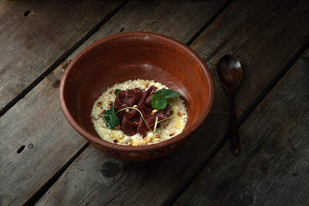 Ячменная каша с козьим сыром и вяленой олениной, Roomi