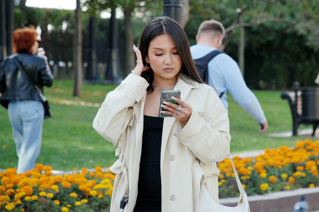 Девушка с телефоном