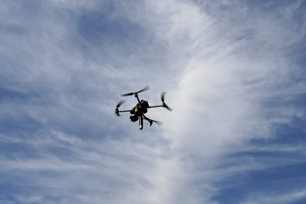 Запущенный в небо FPV-дрон