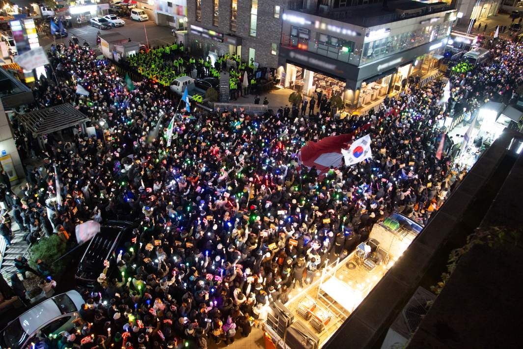 Протест с требованием импичмента президента Юн Сок Ёля
