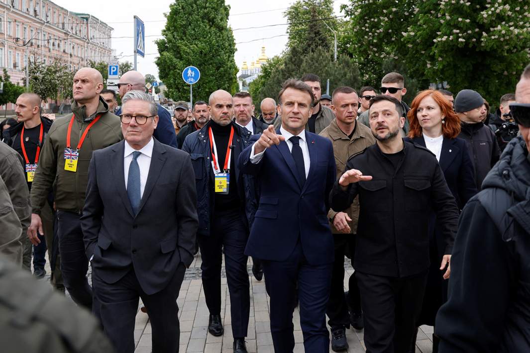 Премьер-министр Великобритании Кир Стармер, президент Франции Эммануэль Макрон и президент Украины Владимир Зеленский 