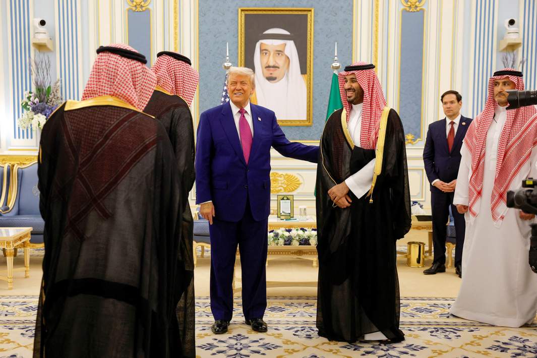 Президент США Дональд Трамп и наследный принц Саудовской Аравии Мухаммед бен Сальман Аль Сауд во время встречи с делегациями в Королевском дворце в Эр-Рияде