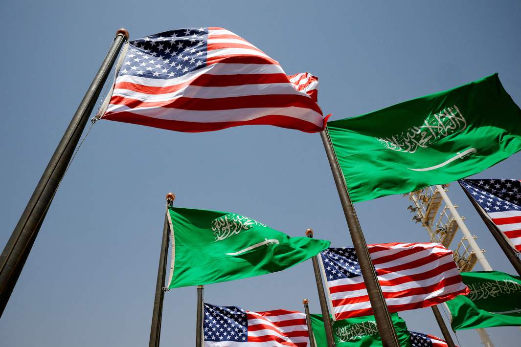 Флаги США и Саудовской Аравии