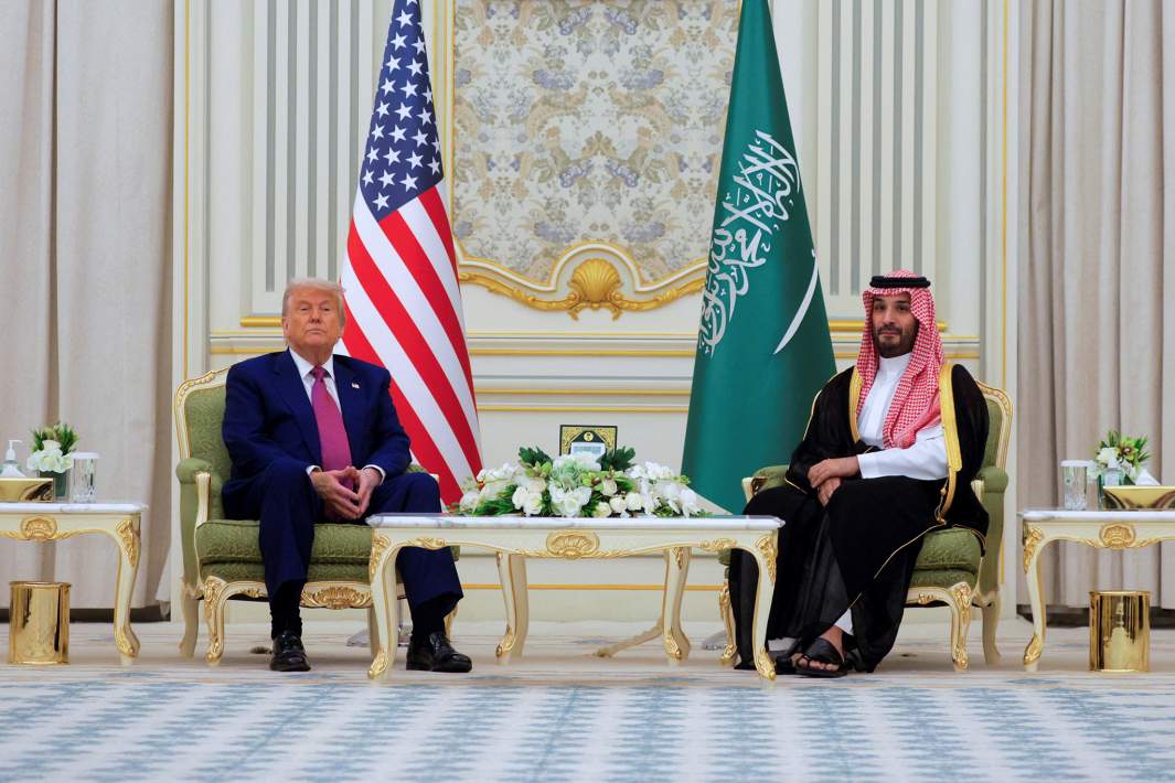 Президент США Дональд Трамп и наследный принц Саудовской Аравии Мухаммед бен Сальман Аль Сауд во время встречи в Эр-Рияде