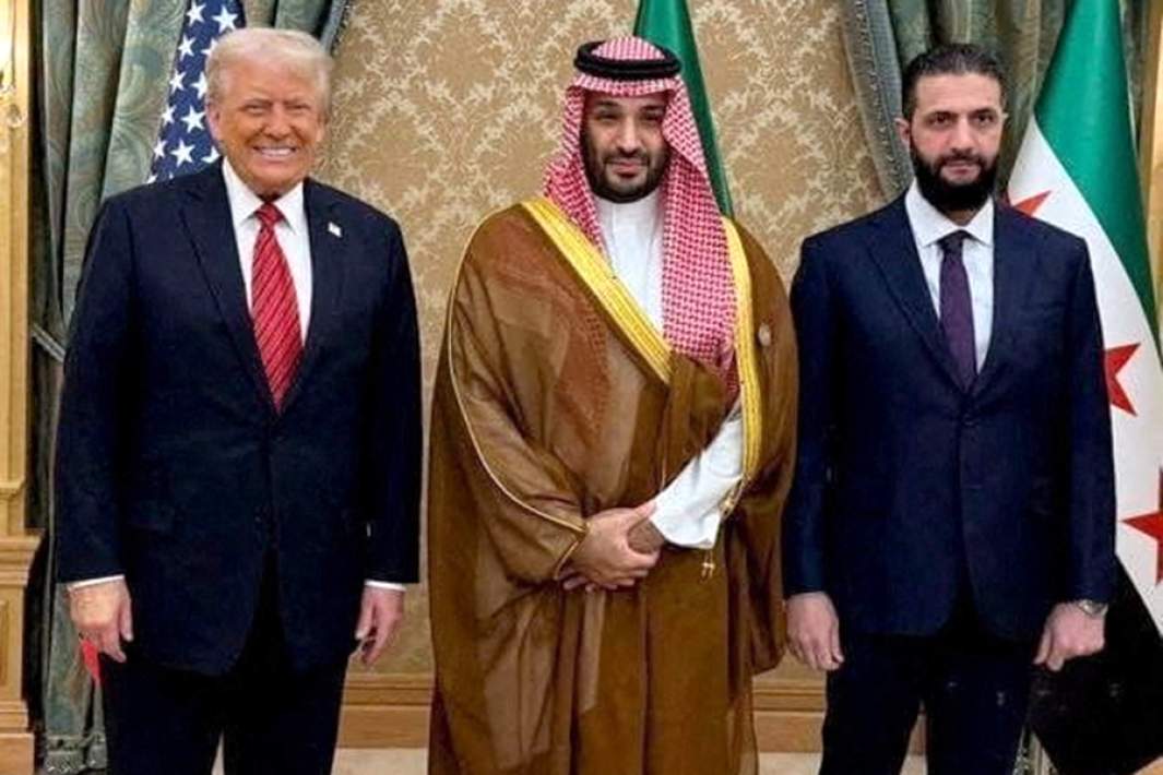 Президент США Дональд Трамп, наследный принц Саудовской Аравии Мухаммед бин Салман и президент Сирии Ахмед аш-Шараа во время встречи в Эр-Рияде. 14 мая 2025 года