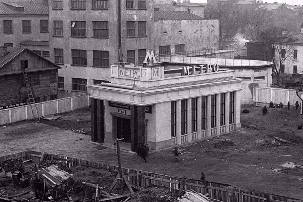 Строительство южного наземного вестибюля станции метро «Крымская площадь» (сейчас — «Парк культуры»). Начало 1930-х годов