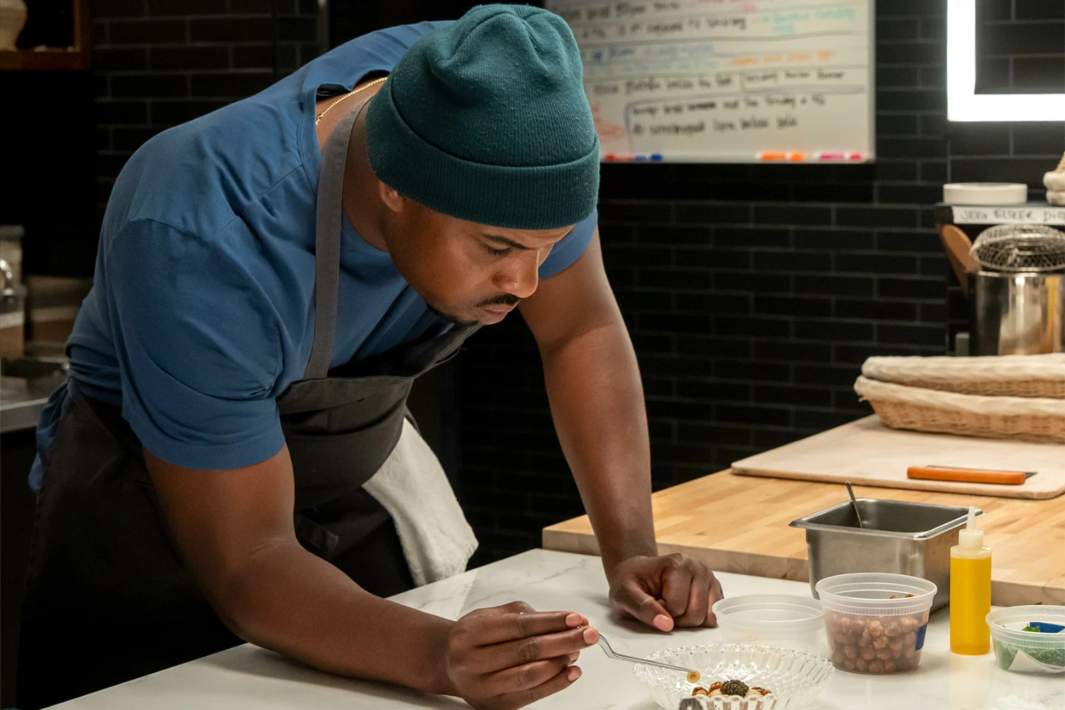 Кадр из сериала «Медведь»