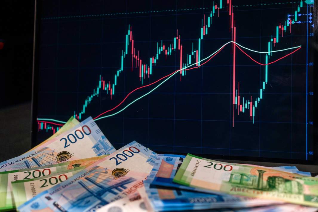Российские рубли на фоне графика котировок биржевых торгов