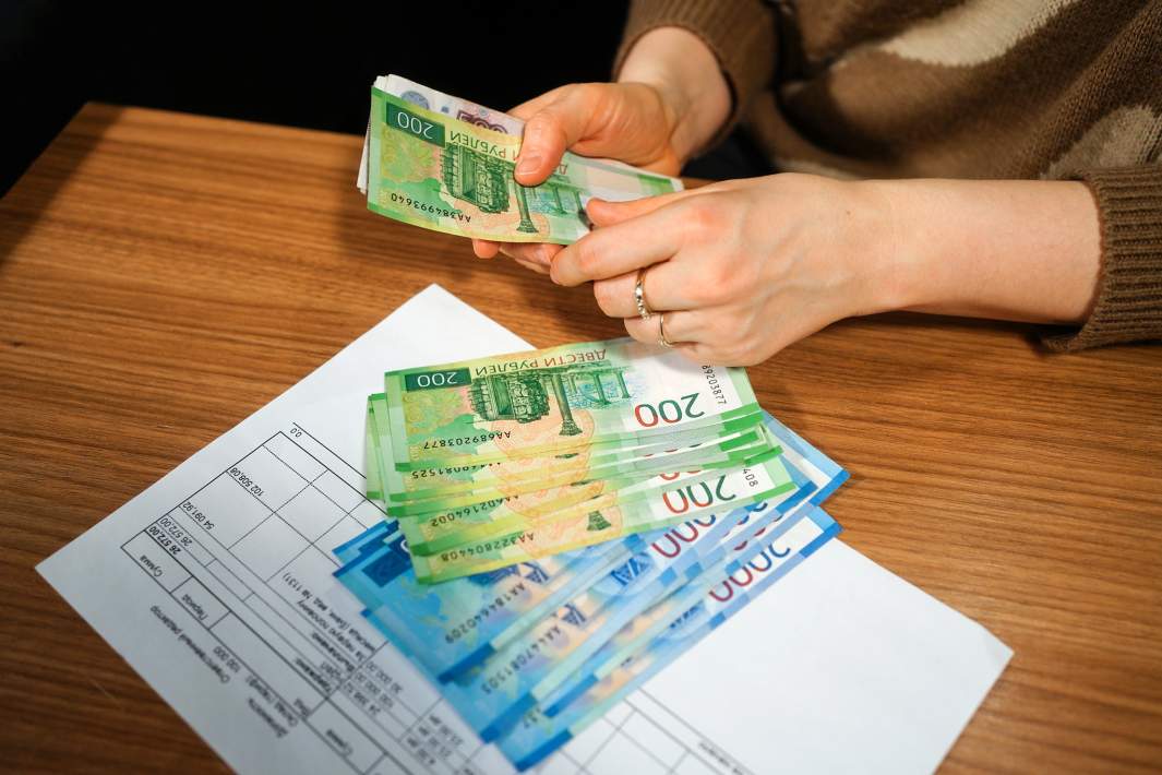 Сотрудник пересчитывает заработную плату