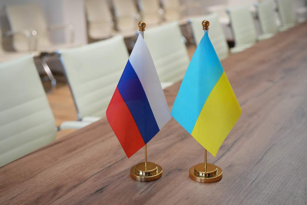 Флаг России и флаг Украины