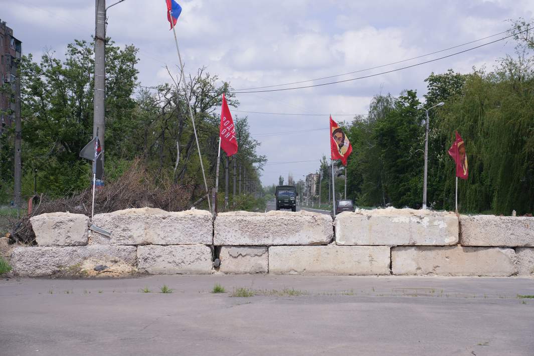Город продолжает оставаться военным
