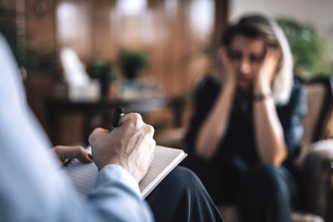 Женщина на приеме у психолога