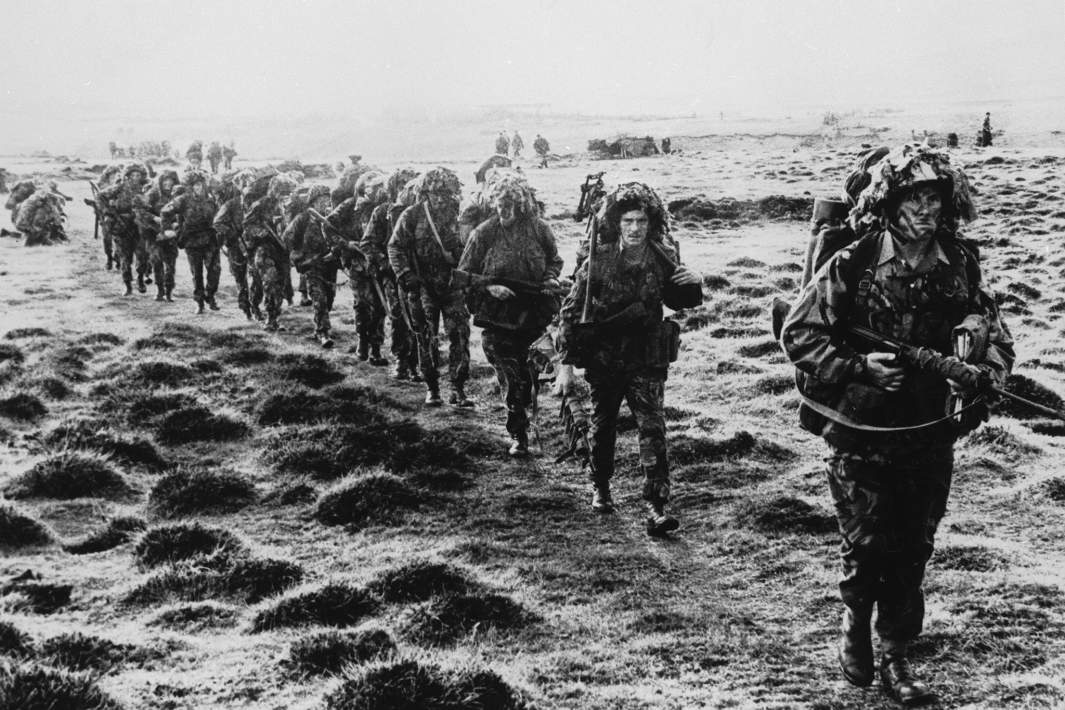 Британские солдаты на марше во время Фолклендской войны. Май 1982 года
