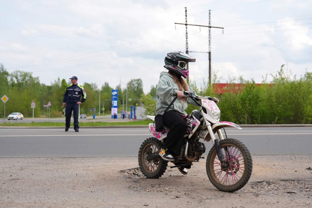 Девочка на питбайке