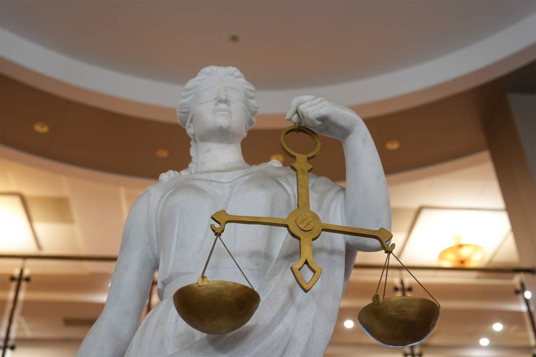 Суд
