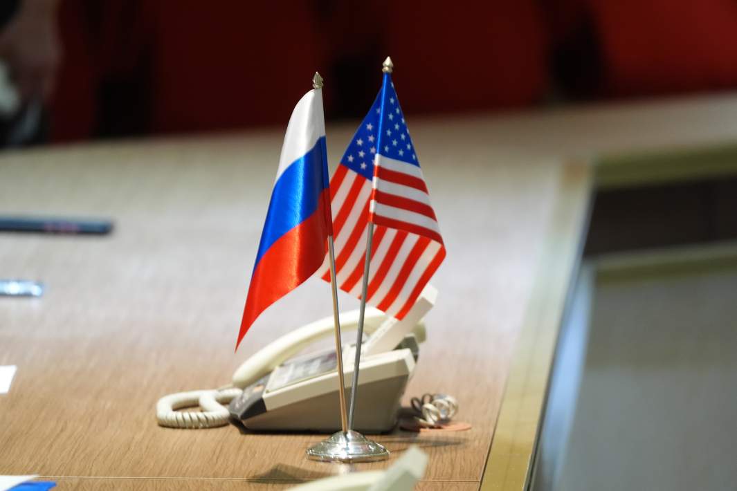 Флаги России и США