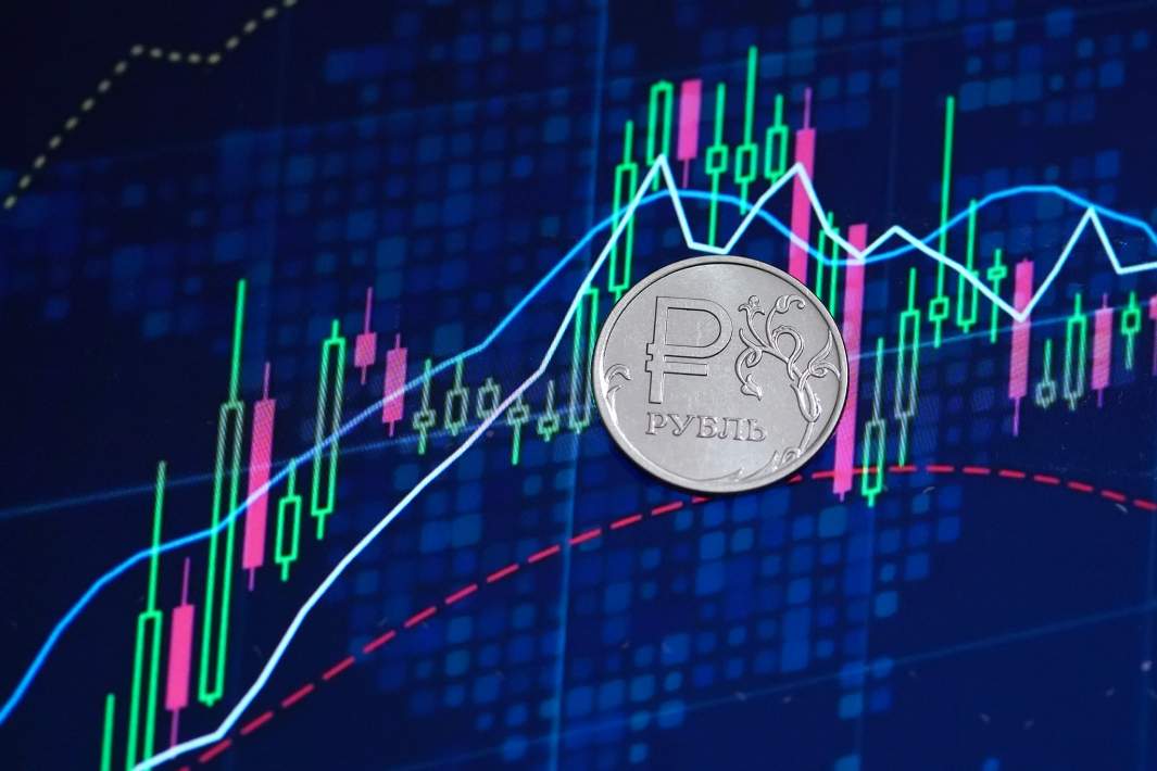 Монеты со знаком рубля и биржевые графики