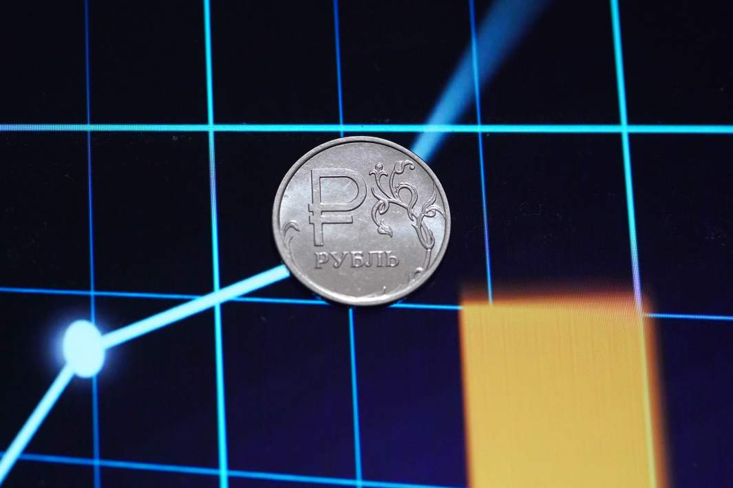 Монеты со знаком рубля и биржевые графики