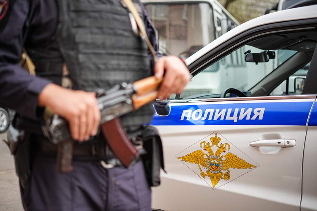 Сотрудник полиции возле служебной машины