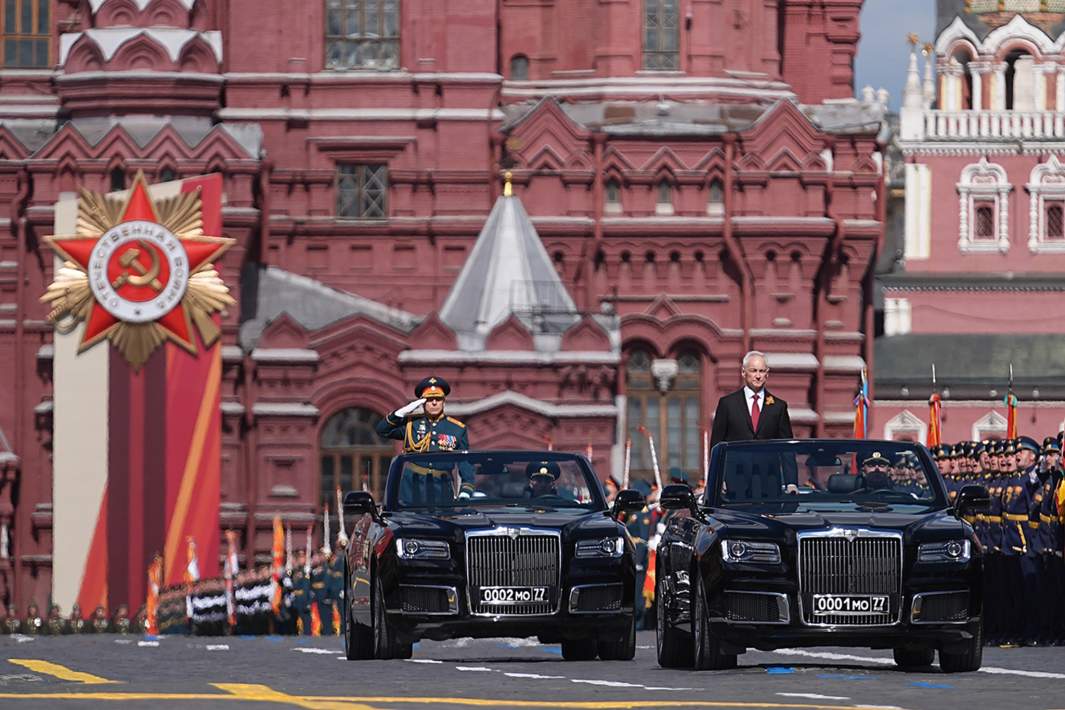 Слева направо: главнокомандующий сухопутными войсками РФ Олег Салюков и министр обороны РФ Андрей Белоусов 