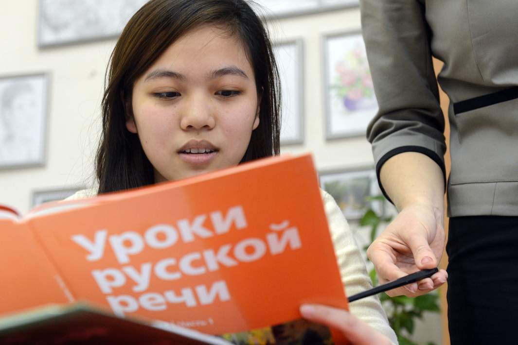 Учащаяся вечерней школы во время урока русского языка