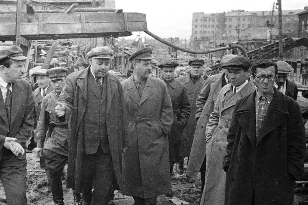 Нарком тяжелой промышленности СССР Григорий Константинович (Серго) Орджоникидзе (в центре) на строительстве первой очереди московского метрополитена. Слева от Орджоникидзе — первый заместитель наркома угольной промышленности СССР, начальник «Метростроя» Егор Трофимович Абакумов. 1934 год