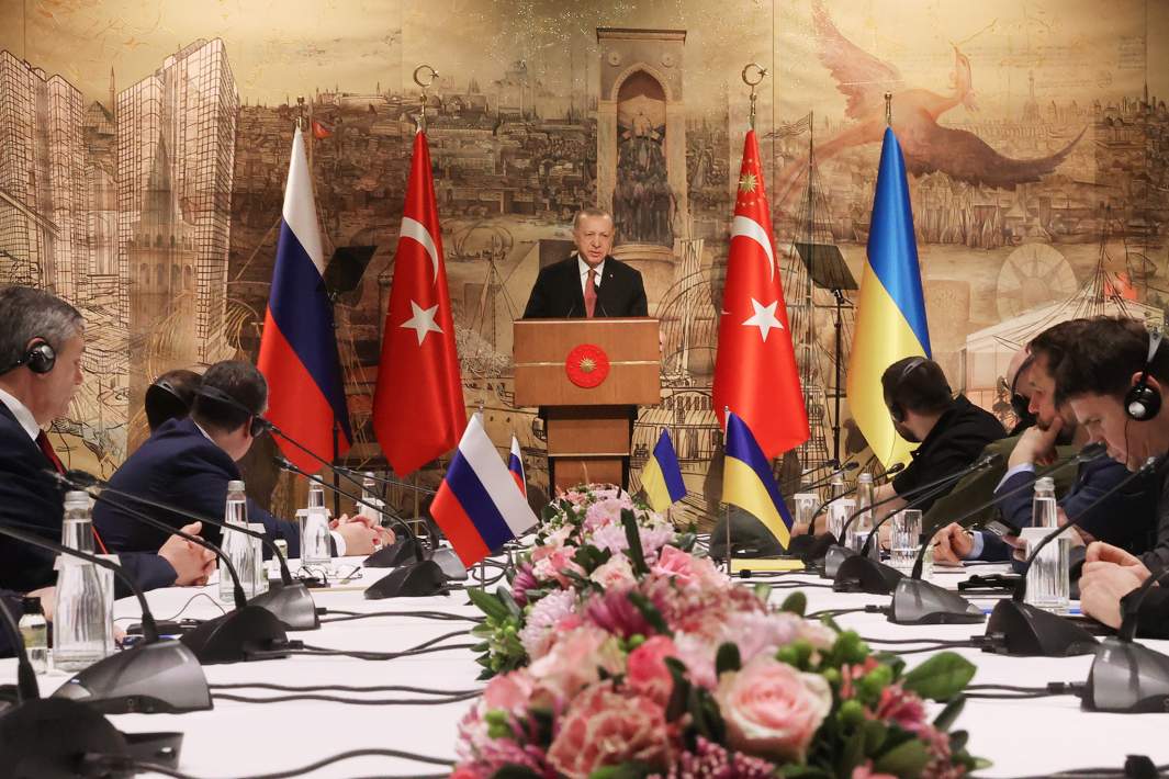 Президент Турции Реджеп Тайип Эрдоган выступает на российско-украинских переговорах во дворце Долмабахче в Стамбуле, 29 марта 2022 года