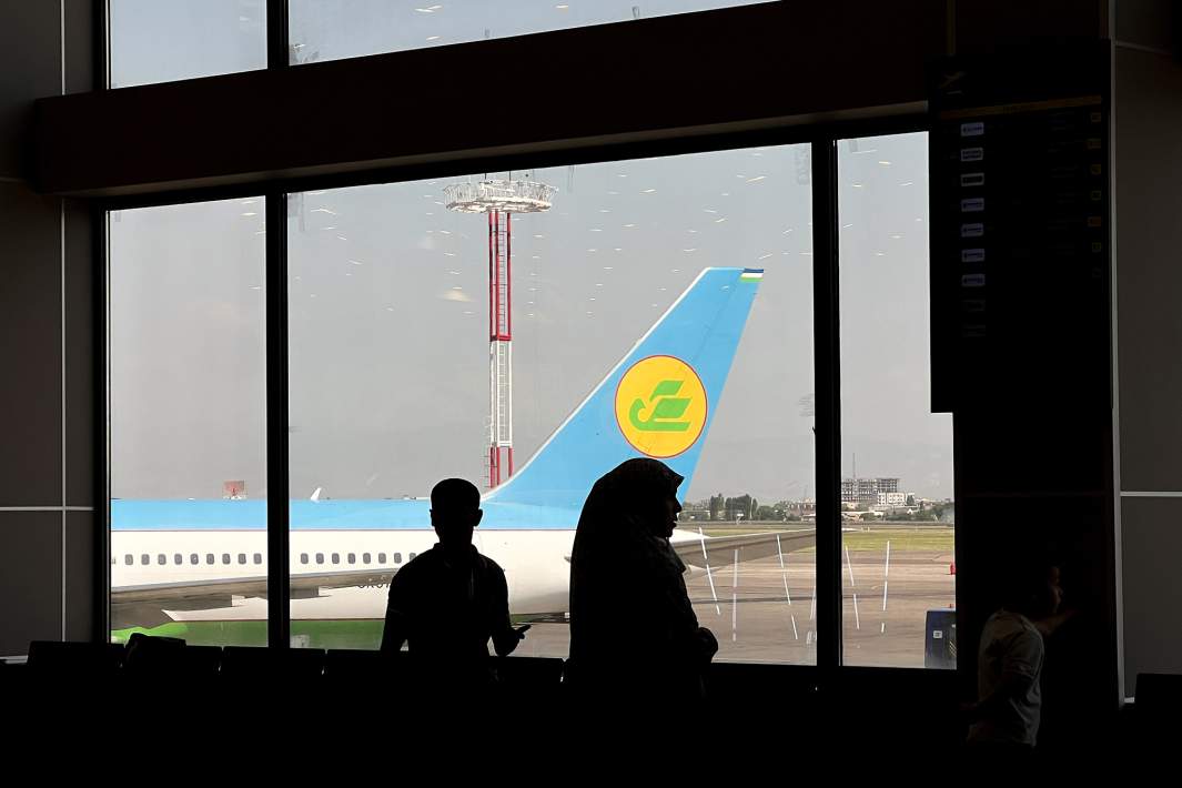 Пассажиры в международном аэропорте имени Ислама Каримова в Ташкенте