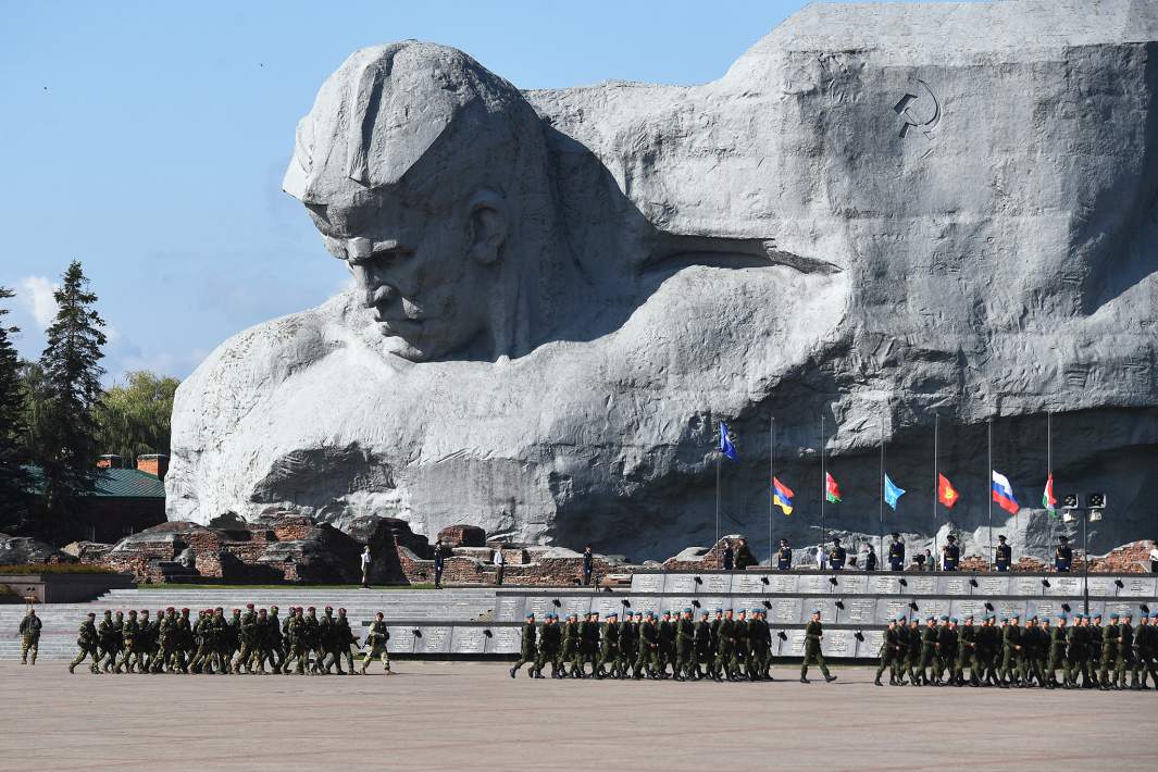 Военнослужащие на церемонии открытия оперативно-стратегического учения государств ОДКБ «Боевое братство – 2023» на территории мемориального комплекса «Брестская крепость-герой»