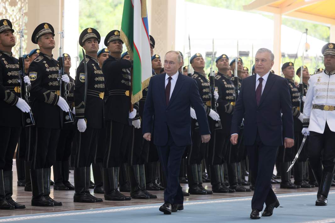 Президент РФ Владимир Путин и президент Узбекистана Шавкат Мирзиеев во время встречи в государственной резиденции «Куксарой» в Ташкенте. 27 мая 2024 года