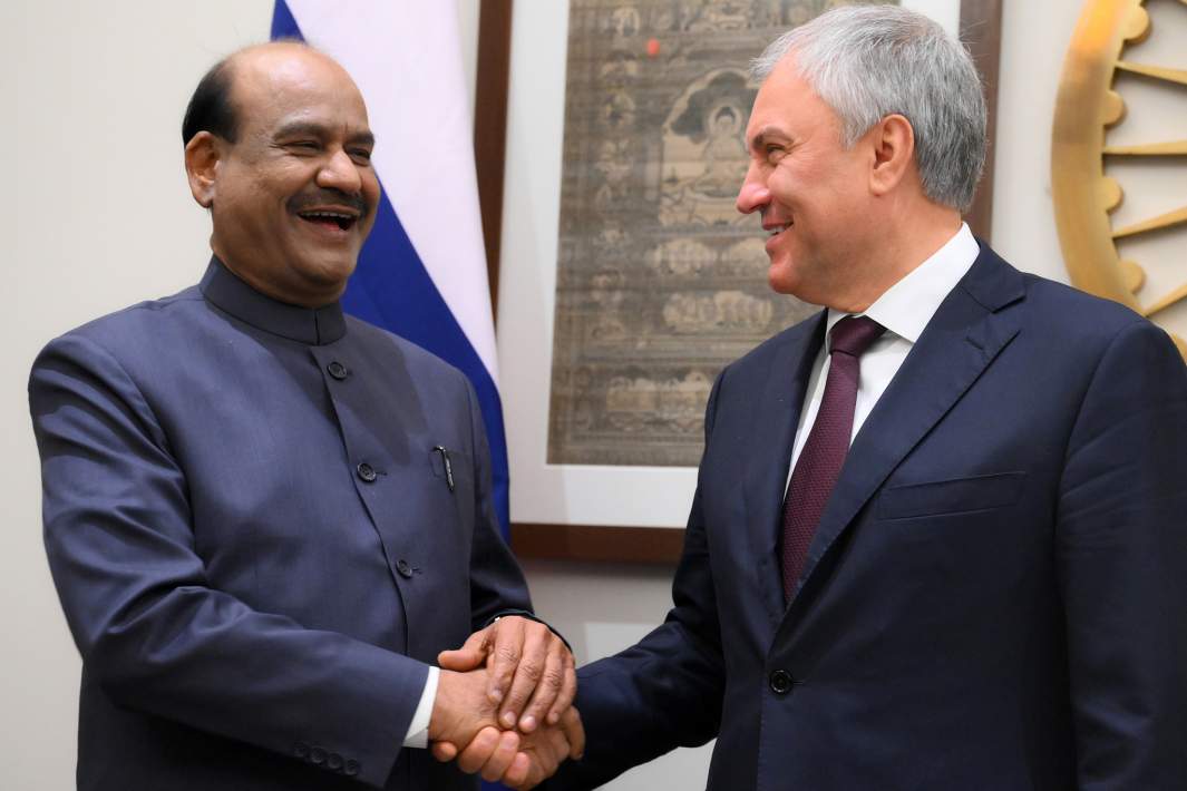 Председатель Государственной Думы РФ Вячеслав Володин и спикер Народной палаты Парламента Индии Ом Бирла перед началом встречи в Нью-Дели. 3 февраля 2025 года