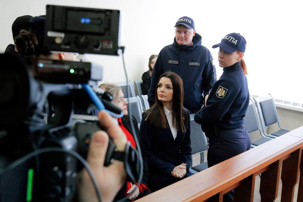 Глава Гагаузии Евгения Гуцул перед заседанием суда в Кишиневе, 7 апреля 2025 года