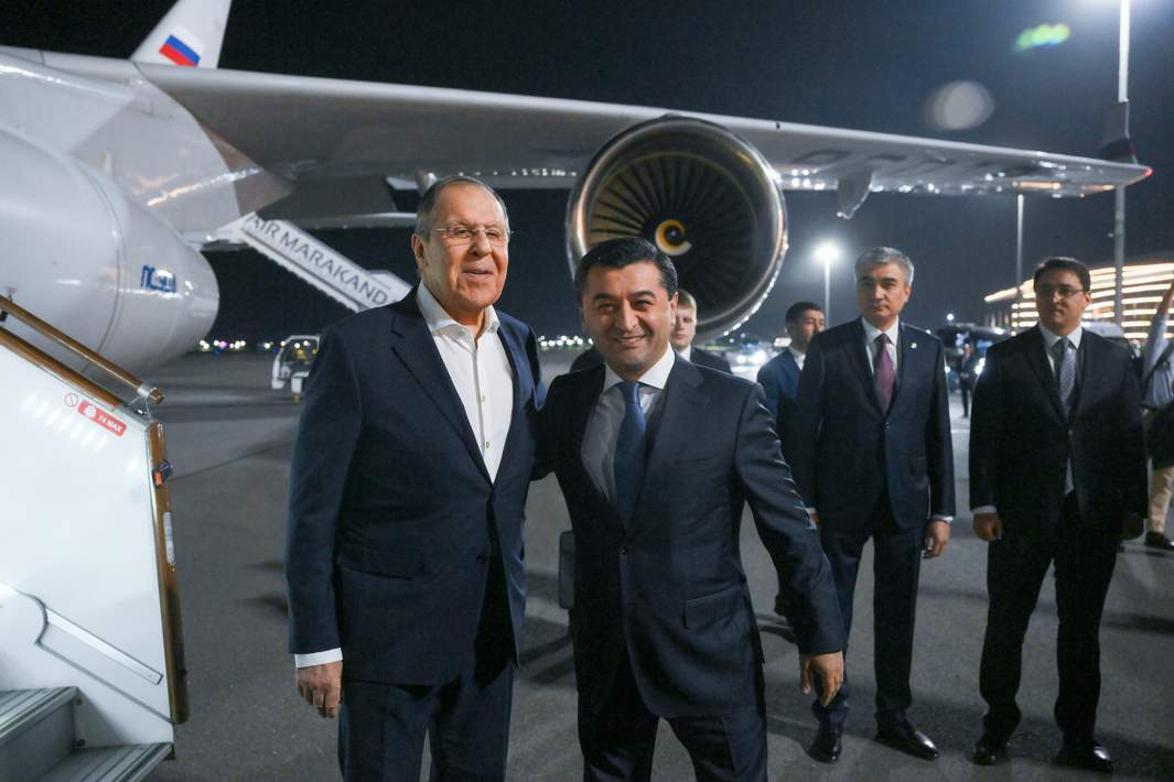 Министр иностранных дел России Сергей Лавров и министр иностранных дел Узбекистана Бахтиер Саидов на церемонии встречи в аэропорту Самарканда. 22 апреля 2025 года