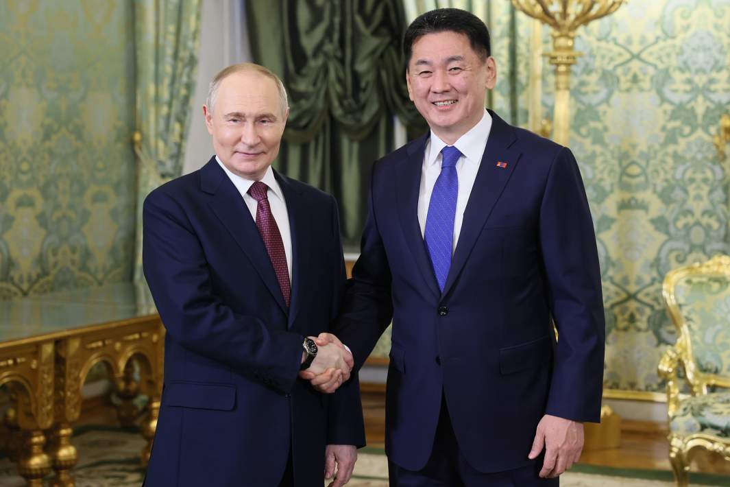 Президент РФ Владимир Путин и президент Монголии Ухнаагийн Хурэлсух (справа) во время встречи