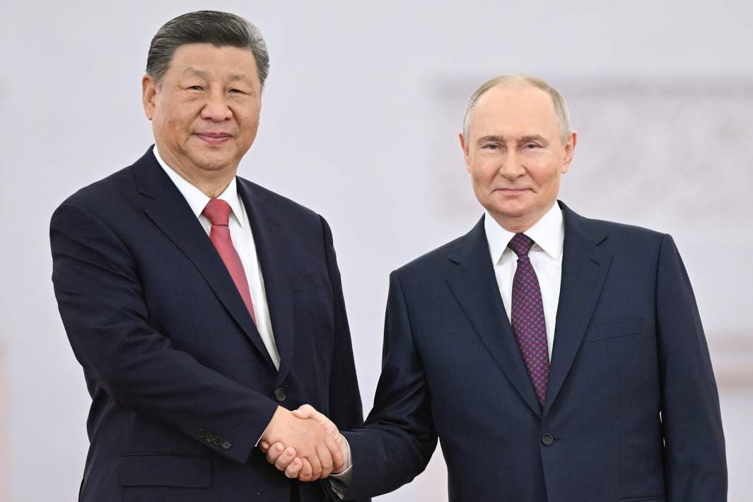 Слева направо: председатель КНР Си Цзиньпин и президент РФ Владимир Путин во время встречи, 8 мая 2025 года