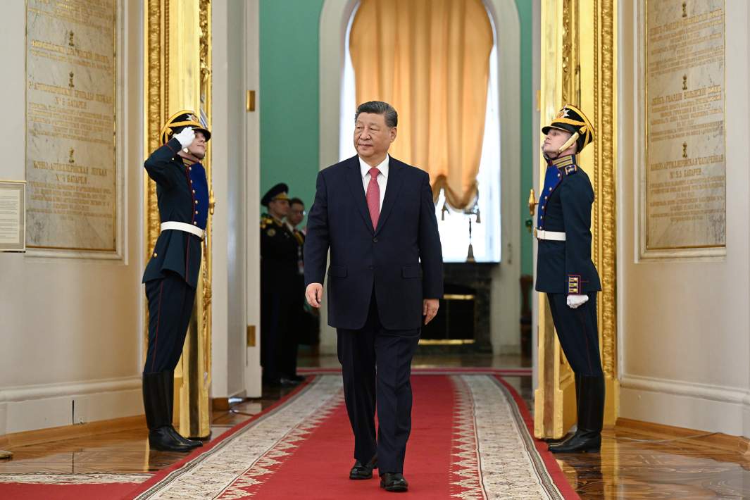 Председатель КНР Си Цзиньпин во время встречи с президентом РФ Владимиром Путиным, 8 мая 2025 года
