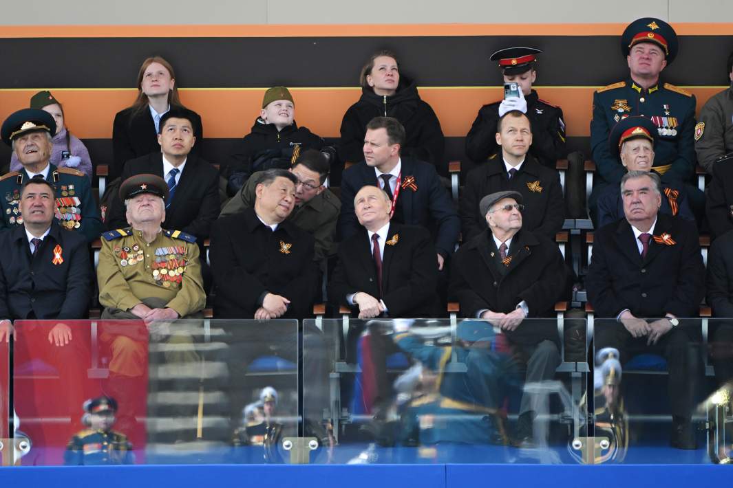 Слева направо: президент Киргизии Садыр Жапаров, ветеран ВОВ Евгений Знаменский, председатель КНР Си Цзиньпин, президент РФ Владимир Путин, ветеран ВОВ Иван Мартынушкин и президент Таджикистана Эмомали Рахмон