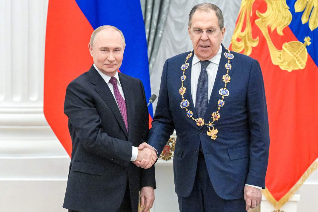 Президент РФ Владимир Путин и министр иностранных дел РФ Сергей Лавров, удостоенный ордена Святого Андрея Первозванного, на церемонии вручения высших государственных наград РФ