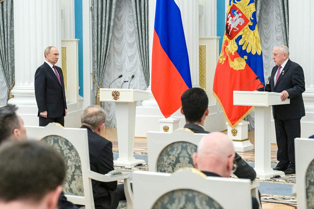 Президент РФ Владимир Путин и депутат Госдумы РФ Николай Харитонов, удостоенный звания Героя труда РФ, на церемонии вручения высших государственных наград РФ