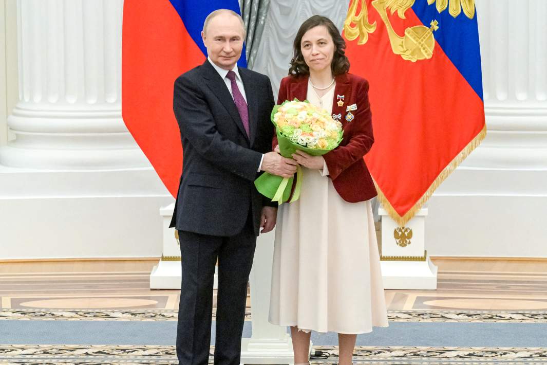 Президент РФ Владимир Путин и многодетная мать Ирина Ильяшенко, удостоенная звания Мать-героиня, на церемонии вручения высших государственных наград РФ