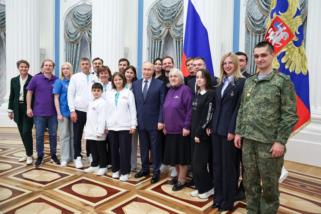 Президент РФ Владимир Путин фотографируется с участниками заседания наблюдательного совета «Россия – страна возможностей»