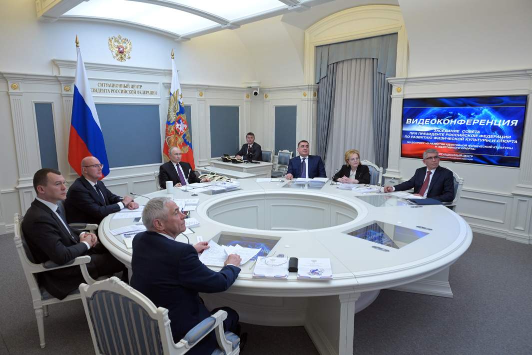 Президент РФ Владимир Путин в режиме видеоконференции проводит заседание Совета при президенте РФ по спорту, посвящённое вопросам развития адаптивной физической культуры и адаптивного спорта.