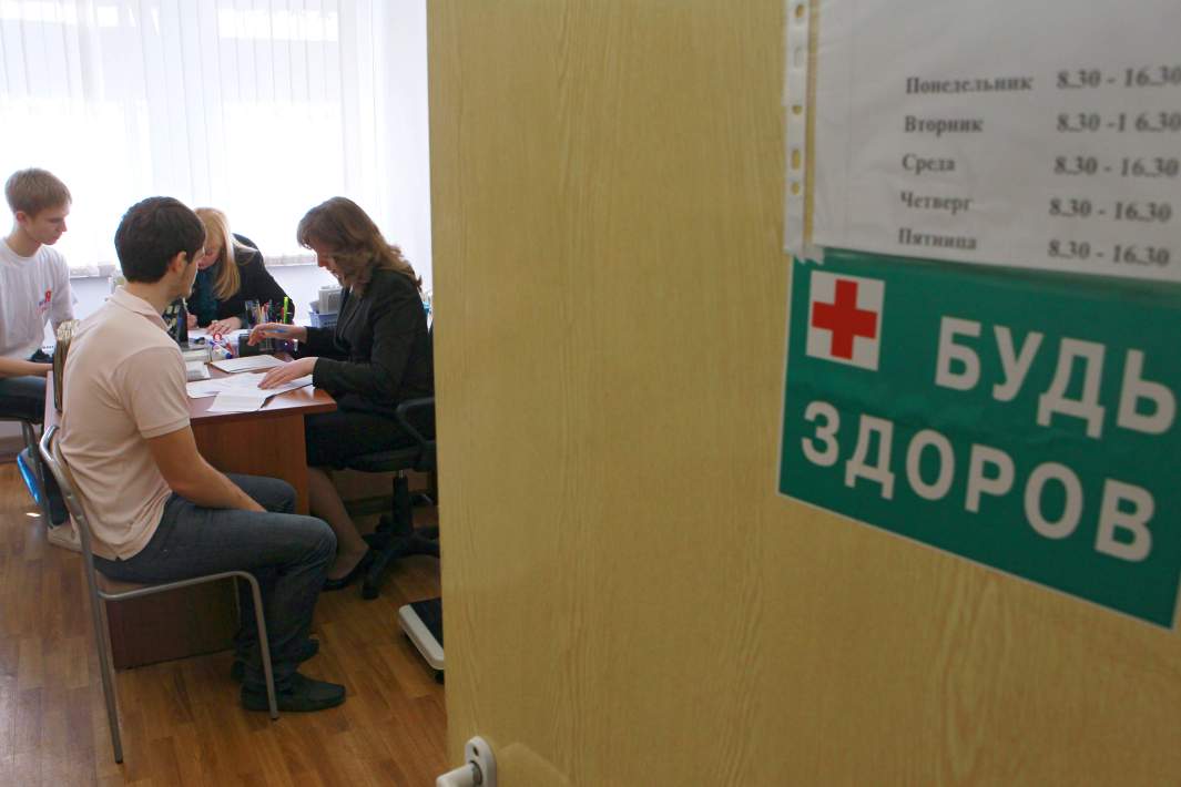 Учащиеся одной из московских школ беседуют с психологами