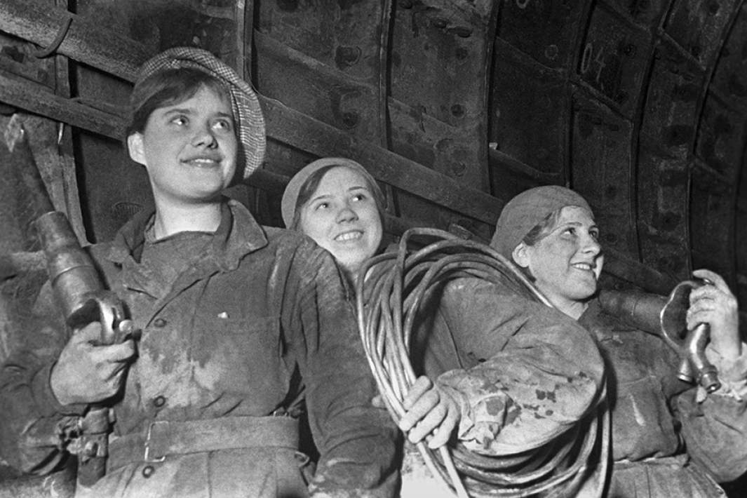 Бригадир Татьяна Викторовна Федорова (первая слева) и члены ее бригады в тоннеле Московского метрополитена